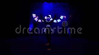 <strong>激光表演</strong>，穿着LED灯的舞蹈演员，非常漂亮的夜总会派对